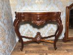 Sarkankoka konsoles un spoguļa komplekts ar marmora virsmu — Luija XV stilā (Mahogany Console Table and Mirror Set in Louis XV Style) (23) - Image 4