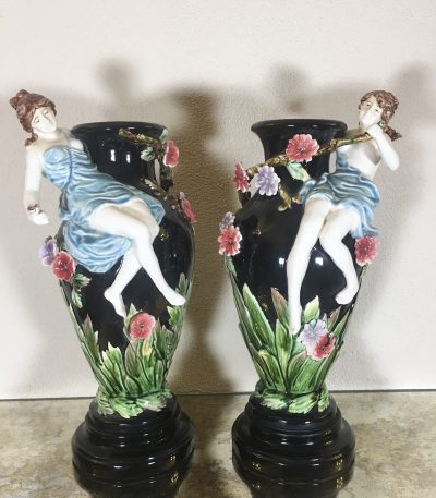 Vaser med kvindefigur og blomsterdetaljer, tunge, mellemstore, 2 stk.