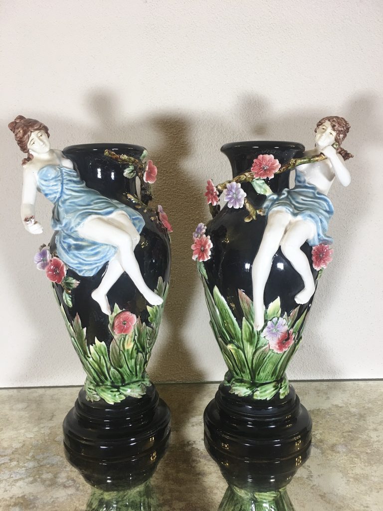 Vaser med kvindefigur og blomsterdetaljer, tunge, mellemstore, 2 stk.