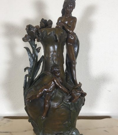 Art Nouveau bronzevase med fine detaljer og figur (130)