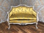 Antīka divvietīga koka sofa ar dzeltenu zīda audumu — Historicisms, 19.gs. beigas (32)