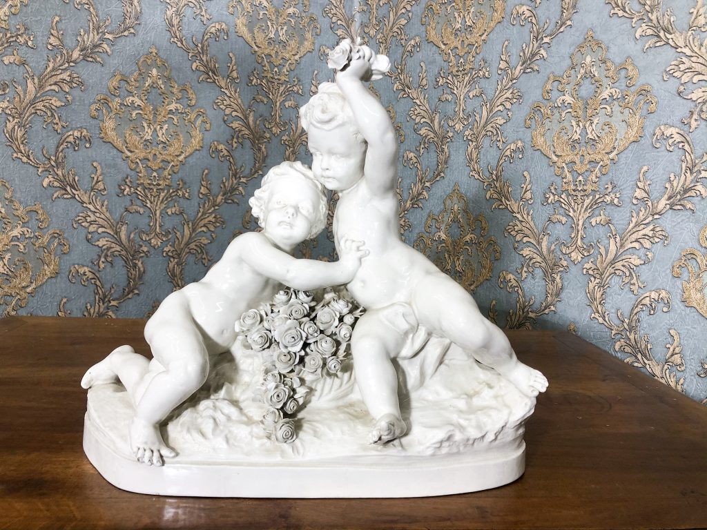 Capodimonte porcelænsfigur med engle, mellemstor, 19. århundrede