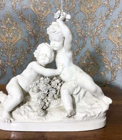 Capodimonte porcelænsfigur med engle, mellemstor, 19. århundrede