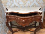 Sarkankoka konsoles un spoguļa komplekts ar marmora virsmu — Luija XV stilā (Mahogany Console Table and Mirror Set in Louis XV Style) (23) - Image 7