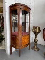 Eleganta koka vitrīna ar bronzas detaļām — vēlā historisma (neoklasicisma) stilā, (Luxury Wooden Display Cabinet with Gilded Mounts — Late Historism Style) (2000) - Image 3