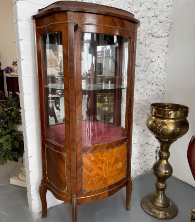 Elegant vitrineskab i træ med bronzedetaljer, senhistorisme (nyklassicisme)