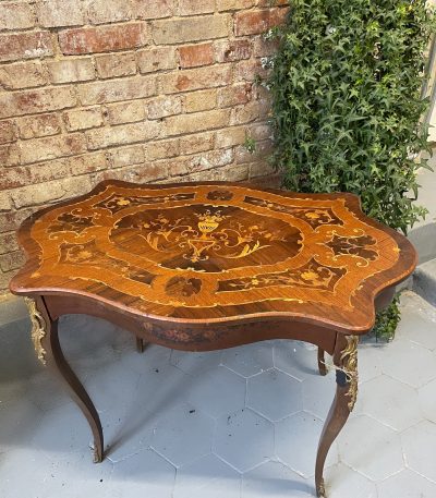 Bord med intarsia, skuffe og bronzedetaljer