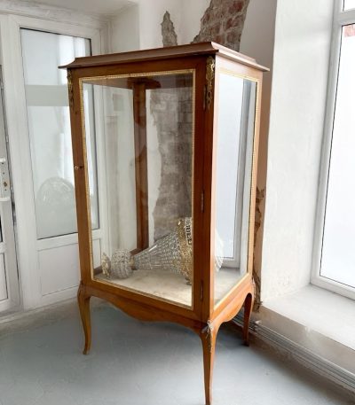 Glasvitrine med bronze ormolu - Louis XV/XVI stil, Frankrig, 19./20. århundrede (727)