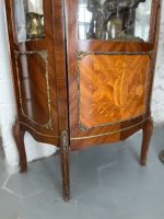 Eleganta koka vitrīna ar bronzas detaļām — vēlā historisma (neoklasicisma) stilā, (Luxury Wooden Display Cabinet with Gilded Mounts — Late Historism Style) (2000) - Image 7