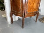 Eleganta koka vitrīna ar bronzas detaļām — vēlā historisma (neoklasicisma) stilā, (Luxury Wooden Display Cabinet with Gilded Mounts — Late Historism Style) (2000) - Image 6