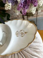 Balta Porcelāna Krūzīte ar Apakštasīti, ar Zelta Krāsas Iniciāļiem, Liela Izmēra (41020) - Image 4