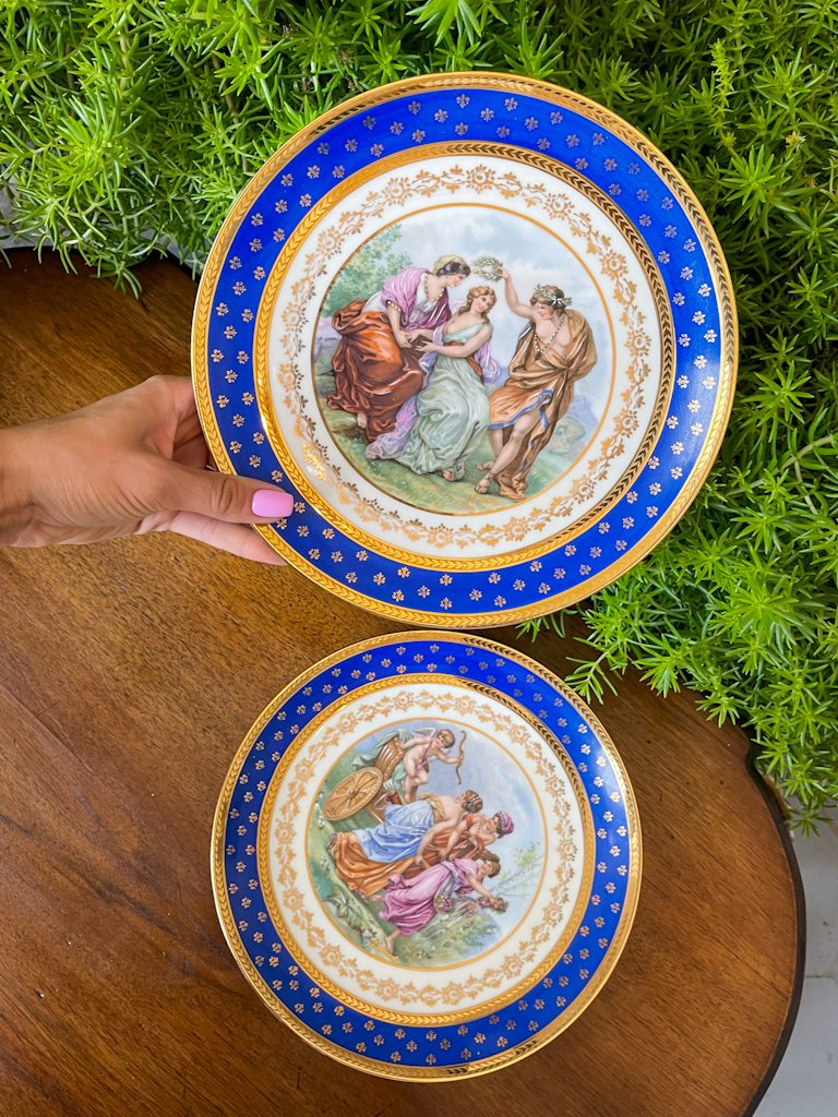 Smalki porcelāna šķīvji, 2 gab. pieejami (3404)