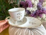 Balta Porcelāna Krūzīte ar Apakštasīti, ar Zelta Krāsas Iniciāļiem, Liela Izmēra (41020)