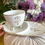 Balta Porcelāna Krūzīte ar Apakštasīti, ar Zelta Krāsas Iniciāļiem, Liela Izmēra (41020)