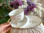 Balta Porcelāna Krūzīte ar Apakštasīti, ar Zelta Krāsas Iniciāļiem, Liela Izmēra (41020) - Image 8