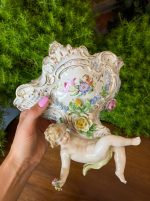 Porcelāna Salvešu Turētājs pie Sienas ar Smalku Detalizāciju un Enģeli (3385) - Image 2