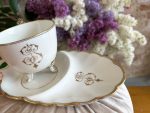 Balta Porcelāna Krūzīte ar Apakštasīti, ar Zelta Krāsas Iniciāļiem, Liela Izmēra (41020) - Image 7