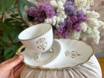Balta Porcelāna Krūzīte ar Apakštasīti, ar Zelta Krāsas Iniciāļiem, Liela Izmēra (41020) - Image 3