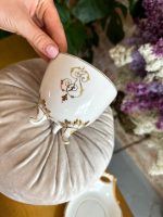 Balta Porcelāna Krūzīte ar Apakštasīti, ar Zelta Krāsas Iniciāļiem, Liela Izmēra (41020) - Image 14