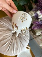 Balta Porcelāna Krūzīte ar Apakštasīti, ar Zelta Krāsas Iniciāļiem, Liela Izmēra (41020) - Image 13