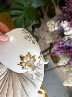 Balta Porcelāna Krūzīte ar Apakštasīti, ar Zelta Krāsas Iniciāļiem, Liela Izmēra (41020) - Image 11