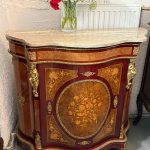 Intarsia kommode med bronzeapplikationer og marmorplade – Louis XV