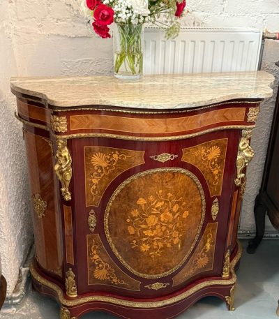 Intarsia kommode med bronzeapplikationer og marmorplade – Louis XV