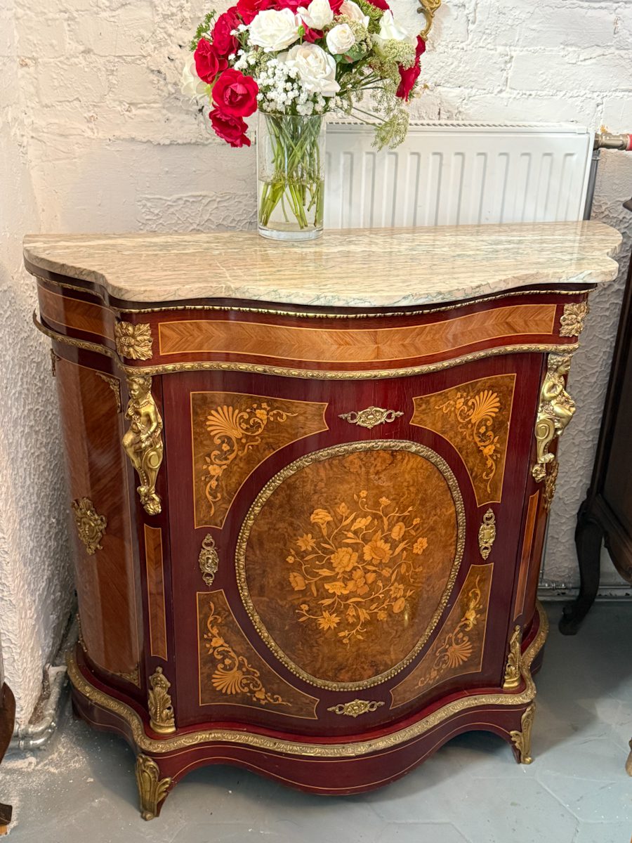 Intarsia kommode med bronzeapplikationer og marmorplade Intarsia kommode med bronzeapplikationer og marmorplade – Louis XV