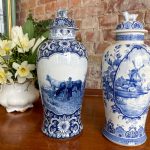 2 Vāzes, "Delft" ar vākiem, neliela izmēra (3088)