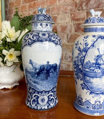 2 Delft vāzes ar vākiem, mazas (3088)