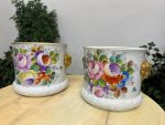 Porcelāna Kašpo ar Roku Gleznotu Ziedu Pušķi un Lauvas Galvām — M. Caffy, Limoges, Francija (4475) - Image 20