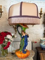 Unikāls jūgendstila galda lampu pāris ar sieviešu figūrām — jūgendstilā (Pair of Art Nouveau Style Ceramic Table Lamps with Maiden Figures) (7012) - Image 4