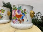 Porcelāna Kašpo ar Roku Gleznotu Ziedu Pušķi un Lauvas Galvām — M. Caffy, Limoges, Francija (4475) - Image 10