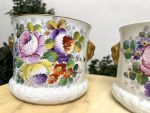 Porcelāna Kašpo ar Roku Gleznotu Ziedu Pušķi un Lauvas Galvām — M. Caffy, Limoges, Francija (4475) - Image 11