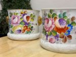 Porcelāna Kašpo ar Roku Gleznotu Ziedu Pušķi un Lauvas Galvām — M. Caffy, Limoges, Francija (4475) - Image 3