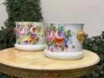 Porcelāna Kašpo ar Roku Gleznotu Ziedu Pušķi un Lauvas Galvām — M. Caffy, Limoges, Francija (4475) - Image 2