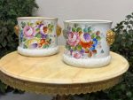 Porcelāna Kašpo ar Roku Gleznotu Ziedu Pušķi un Lauvas Galvām — M. Caffy, Limoges, Francija (4475)