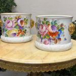 Porcelāna Kašpo ar Roku Gleznotu Ziedu Pušķi un Lauvas Galvām — M. Caffy, Limoges, Francija (4475)