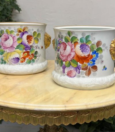 Porcelāna puķu pods ar ar rokām apgleznotu ziedu pušķi un lauvas galvām — M. Caffy,
