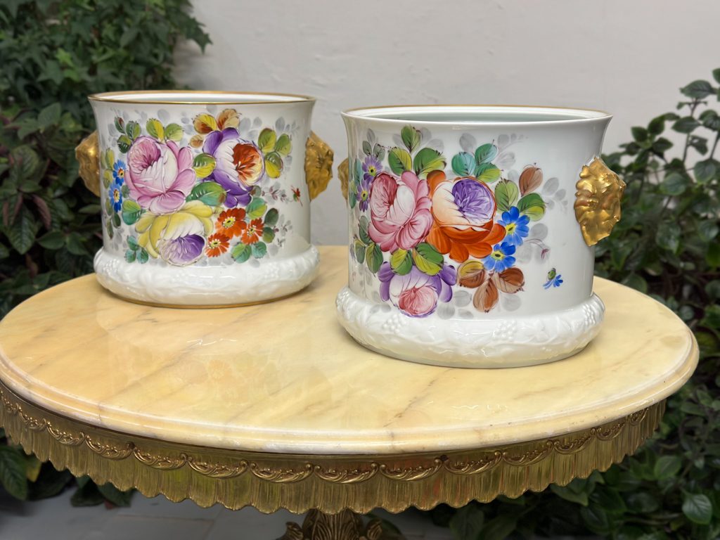 Porcelāna Kašpo ar Roku Gleznotu Ziedu Pušķi un Lauvas Galvām — M. Caffy, Limoges, Francija (4475) - Image 1