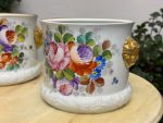 Porcelāna Kašpo ar Roku Gleznotu Ziedu Pušķi un Lauvas Galvām — M. Caffy, Limoges, Francija (4475) - Image 14
