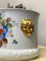 Porcelāna Kašpo ar Roku Gleznotu Ziedu Pušķi un Lauvas Galvām — M. Caffy, Limoges, Francija (4475) - Image 13