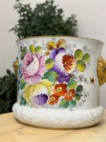 Porcelāna Kašpo ar Roku Gleznotu Ziedu Pušķi un Lauvas Galvām — M. Caffy, Limoges, Francija (4475) - Image 7