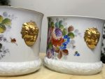 Porcelāna Kašpo ar Roku Gleznotu Ziedu Pušķi un Lauvas Galvām — M. Caffy, Limoges, Francija (4475) - Image 5