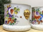 Porcelāna Kašpo ar Roku Gleznotu Ziedu Pušķi un Lauvas Galvām — M. Caffy, Limoges, Francija (4475) - Image 4