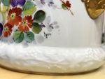 Porcelāna Kašpo ar Roku Gleznotu Ziedu Pušķi un Lauvas Galvām — M. Caffy, Limoges, Francija (4475) - Image 6