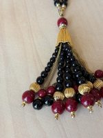 gara kaklarota melnā, sarkanā, zelta krāsā, smagas pērlītes (6509) - Image 3