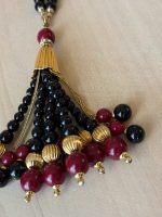 gara kaklarota melnā, sarkanā, zelta krāsā, smagas pērlītes (6509) - Image 6