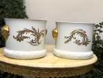 Porcelāna Kašpo ar Roku Gleznotu Ziedu Pušķi un Lauvas Galvām — M. Caffy, Limoges, Francija (4475) - Image 17
