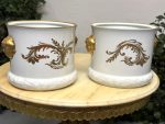 Porcelāna Kašpo ar Roku Gleznotu Ziedu Pušķi un Lauvas Galvām — M. Caffy, Limoges, Francija (4475) - Image 18